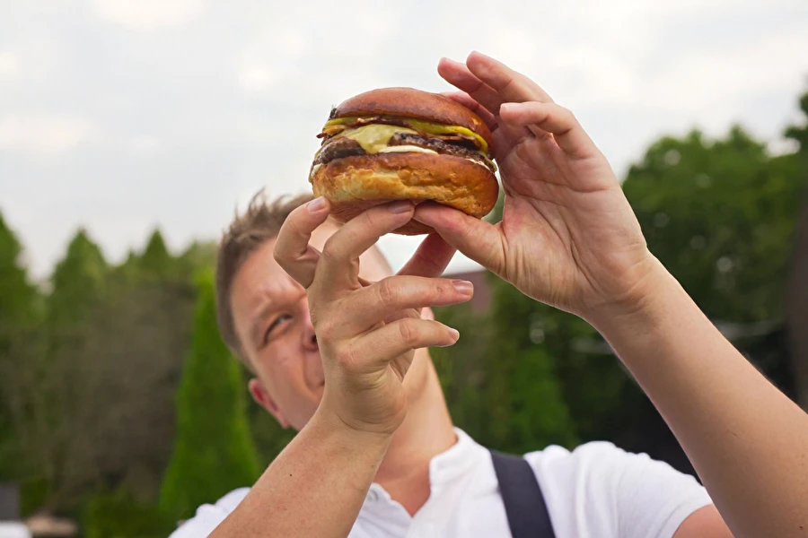 Browin Przepiśnik - Burger banános ketchuppal, baconnel és whiskys majonézzel
