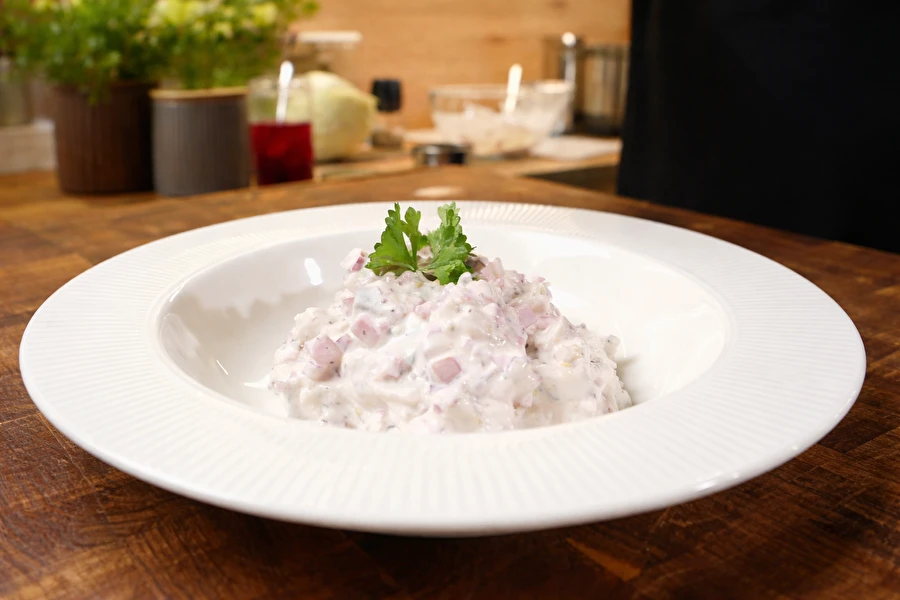 Hering savanyított szilvával és almával