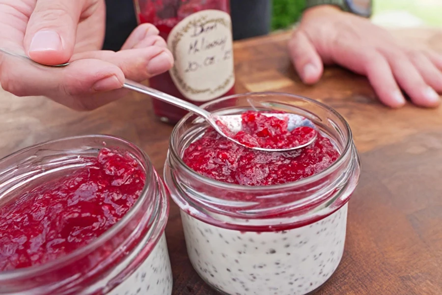 Kókuszos chia puding málnalekvárral