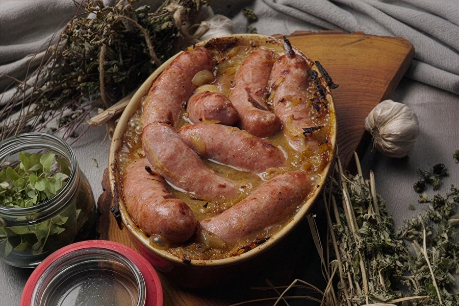 Sörben sült fehér kolbász mustárral és hagymával